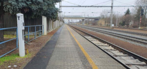 Nádraží Moravany a nástupiště u 1. koleje vlevo od staniční budovy.