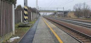 Nádraží Moravany a nástupiště u 1. koleje vlevo od staniční budovy.