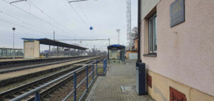Nádraží v Moravanech, 1. nástupiště u 2. koleje