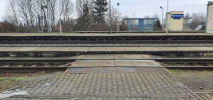 Nádraží v Moravanech, 1. nástupiště u 2. koleje