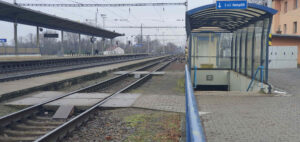 Nádraží v Moravanech, 1. nástupiště u 2. koleje