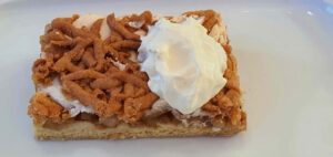 Jablečný koláč se šlehačkou