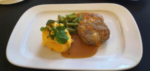 Telecí sekaný řízek s čedarem a slaninovou omáčkou