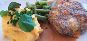 Telecí sekaný řízek s čedarem a slaninovou omáčkou