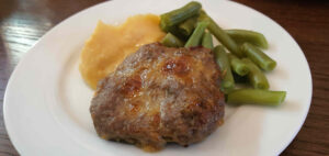 Telecí sekaný řízek s čedarem a slaninovou omáčkou