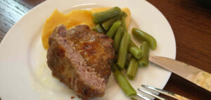 Telecí sekaný řízek s čedarem a slaninovou omáčkou