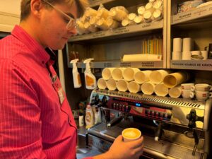 V roce 2025 vypili cestující ve vlacích RegioJet rekordní množství kávy