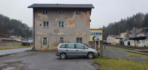 Parkování u nádraží Bělá pod Bezdězem