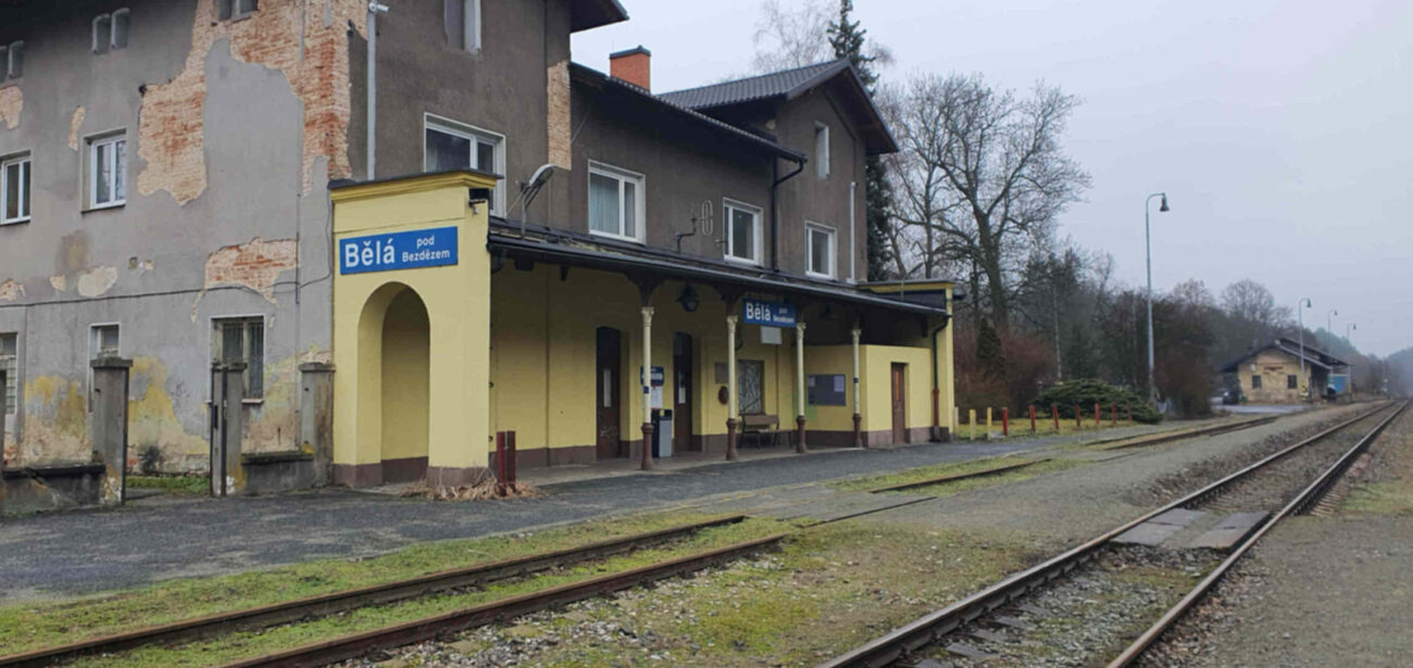 Nádraží v Bělé pod Bezdězem: dvě nástupiště a přístřešek. Žádné služby.