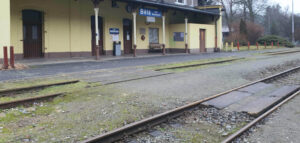 Přechod kolejí ve stanici Bělá pod Bezdězem