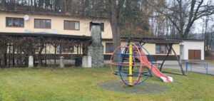 Dětské hřiště u hostince v Bělé pod Bezdězem u nádraží