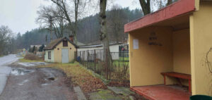 Zastávka autobusu u nádraží Bělá pod Bezdězem