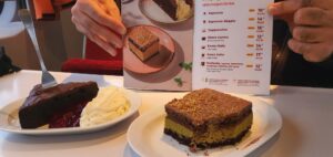 Brownie a pistáciový zákusek v nabídce polského WARS