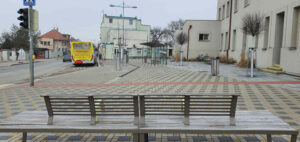 Zastávky autobusů před nádražím v Čelákovicích