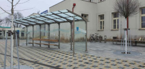 Zastávky autobusů před nádražím v Čelákovicích