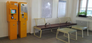 Nádraží Čálakovice - čekárna, záchody, pokladna, občerstvení