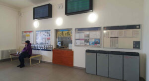 Nádraží Čelákovice - čekárna, záchody, pokladna, občerstvení