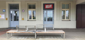 Nádraží Čelákovice - čekárna, záchody, pokladna, občerstvení