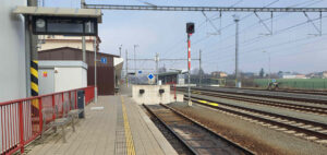 Čelákovice, nástupiště u koleje 1