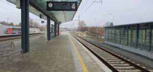 Nádraží Čelákovice, nástupiště u 4. koleje