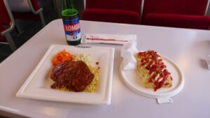 Dušené vepřové maso v medu a cideru s bulgurem a porce tradiční zapékanky