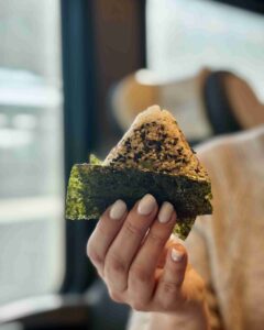 Japonský sushi snack onigiri z jarní nabídky Leo Express