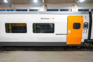 Vlak Talgo v nátěru Leo Express, pohled na vstup do business class