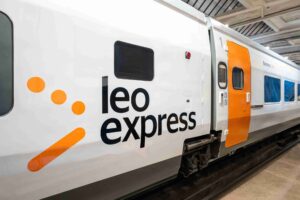 Vlak Talgo v nátěru Leo Express