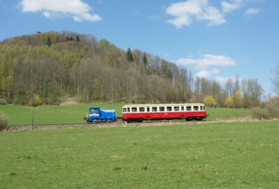 Lokomotiva T 211 0533 s vozem Bix 557 na Šenovce 23.dubna 2022, autor Niels Kunick