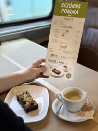 Malinové brownie v kombinaci s kávou v nabídce slovenských jídelních vozů