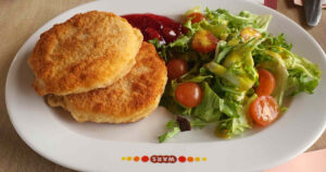 Obalovaný camembert v nabídce polského jídelního vozu