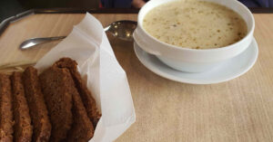 Polévka žurek v nabídce polského jídelního vozu