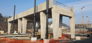 Stavba nového nádraží na Smíchově - betonová lávka