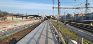 Dosluhující nástupiště na Smíchově