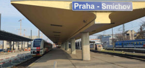 Dosluhující nástupiště na Smíchově