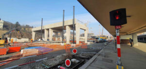 Stavba nového nádraží na Smíchově - betonová lávka