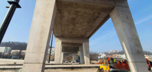 Stavba nového nádraží na Smíchově - betonová lávka