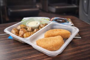 Smažený camembert s tatarkou a bramborem grenaille se vrací na palubu vlaků Leo Express v rámci jarní nabídky