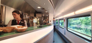 Restaurační část vozu v nové jednotce ComfortJet