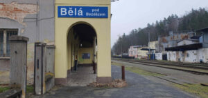 Přístřešek na nádraží v Bělé od Bezdězem