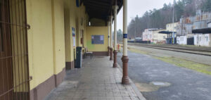 Přístřešek na nádraží v Bělé od Bezdězem