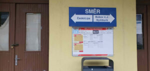 Přístřešek na nádraží v Bělé od Bezdězem