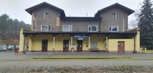 Přístřešek na nádraží v Bělé od Bezdězem