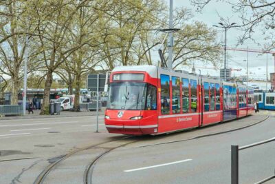 Curyšská tramvaj Cobra v nátěru Rhétské dráhy