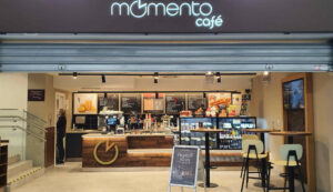 Dvoupatrová kavárna Momento v Kolíně na nádraží