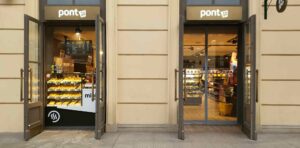 V Praze na Masarykově nádraží provozuje JLV jak obchod Pont, tak naproti v hale u Burger King.