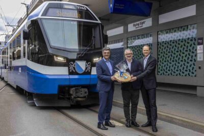 Představení jednotky Capricorn v curyšškém nátěru v Churu, na fotce člen vlády Marcus Caduff, ředitel VBZ Martin Sturzenegger, ředitel RhB Renato Fasciati