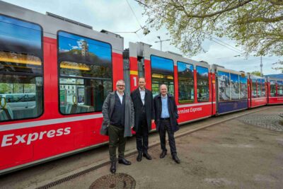 Slavnostní předání speciální tramvaje v barvách RhB. Ředitel VBZ Martin Sturzenegger, ředitel RhB Renato Fasciati a městský radní Michael Baumer (zleva doprava).