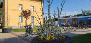 Parkování a příjezd na nádraží v Týništi nad Orlicí