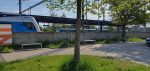 Parkování a příjezd na nádraží v Týništi nad Orlicí